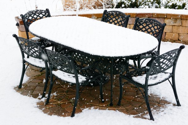 金属庭院设置覆盖在雪图片下载