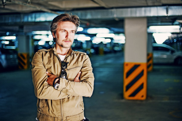 停车场的白人男子图片下载