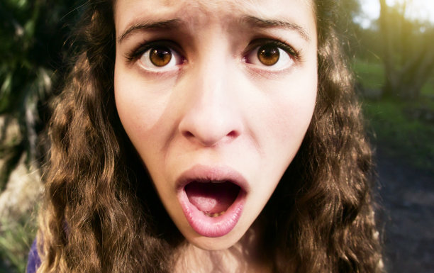 漂亮女孩皱着眉头，喘着气，惊恐万分，被鱼眼镜头扭曲了图片下载