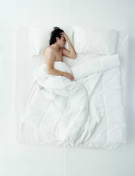 上图是赤膊男子睡在床上图片下载