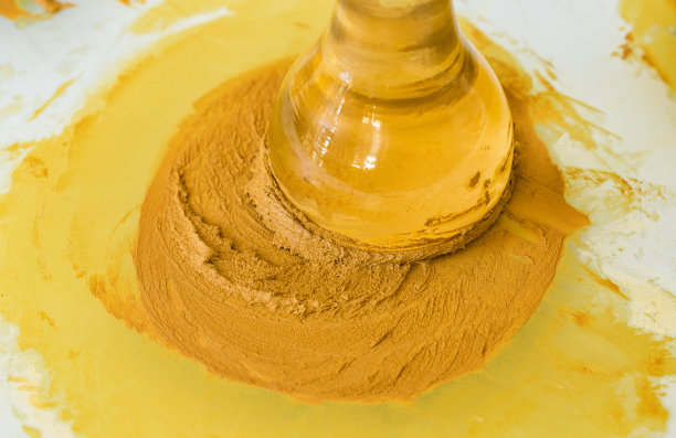 用研磨机研磨黄赭色的油漆图片下载