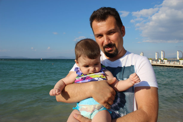 父亲抱着婴儿图片下载