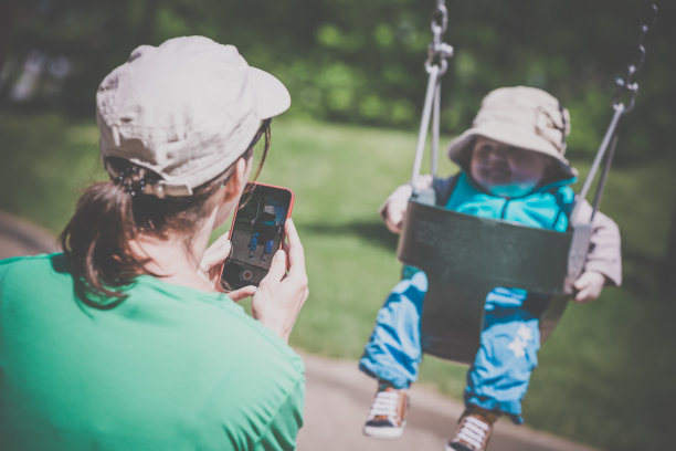 妈妈在操场上给宝宝拍照片图片下载