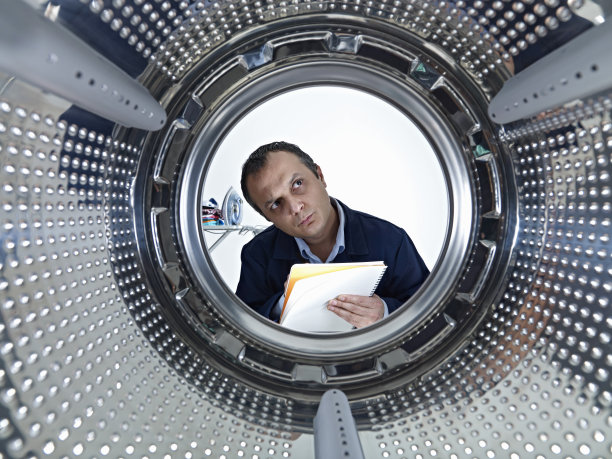 修理工检查洗衣机图片下载