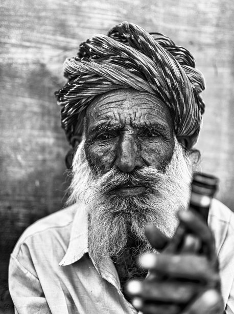 老印度绅士的黑白肖像图片下载