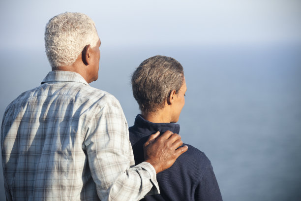 非洲裔美国老年夫妇眺望海洋图片下载