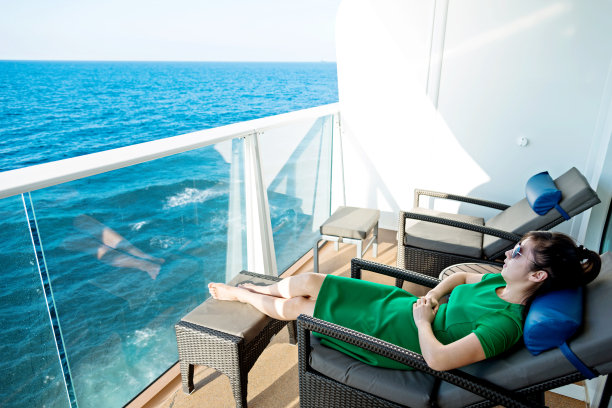 女人在游轮上放松图片下载