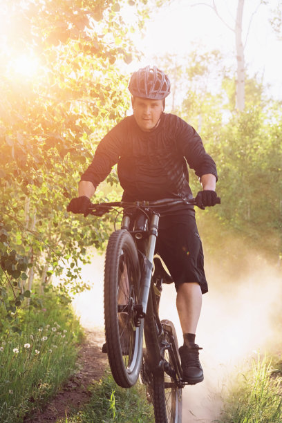 日落山地车轮滑下坡行动土路图片下载