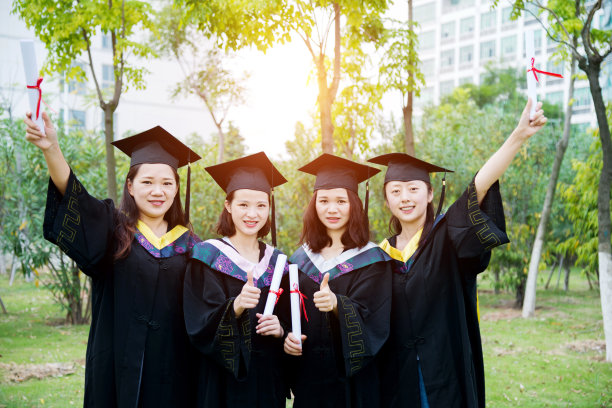 微笑的毕业生一起图片下载