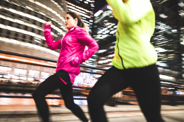 朋友们在伦敦的金丝雀码头跑步图片下载