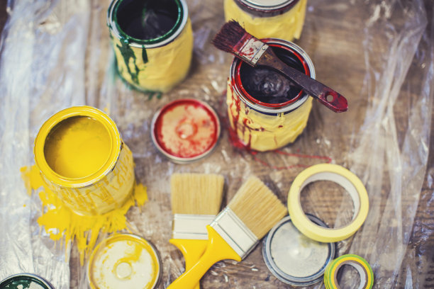 油漆刷和油漆罐素材图片