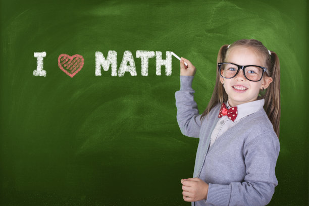 女学生用粉笔在黑板上写字图片下载