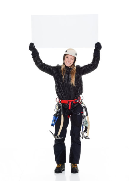 微笑的女性登山者举着标语牌图片下载