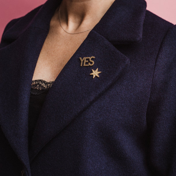 外套上别着胸针的女人图片下载