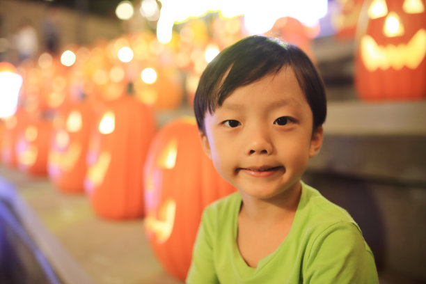 可爱的小男孩在南瓜地里图片下载