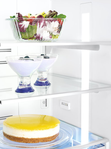 在一个冰箱图片下载