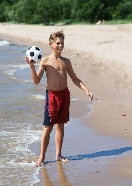 拿着足球的男孩图片下载