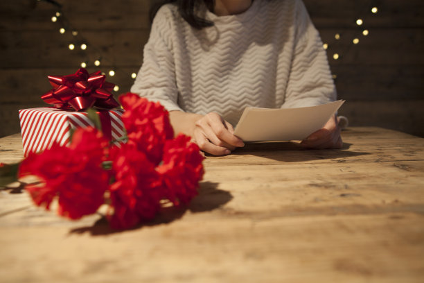 母亲节的礼物和信件图片下载