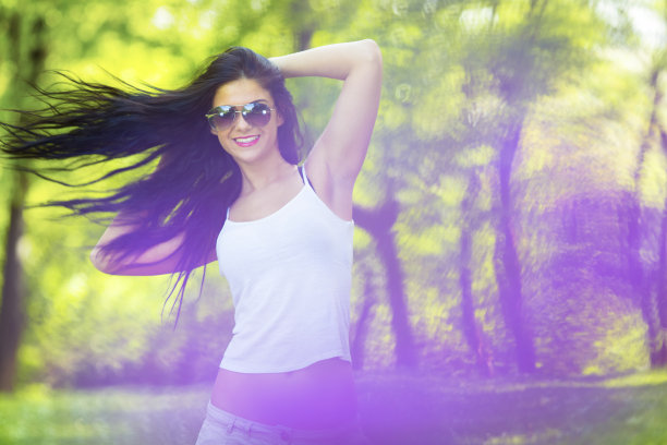 美丽的年轻女子图片下载