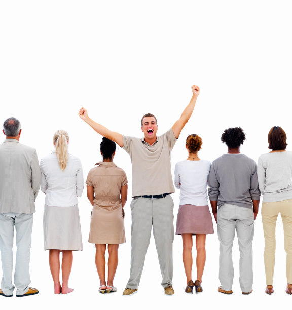 一个兴奋的年轻人站在一排同事中间图片下载