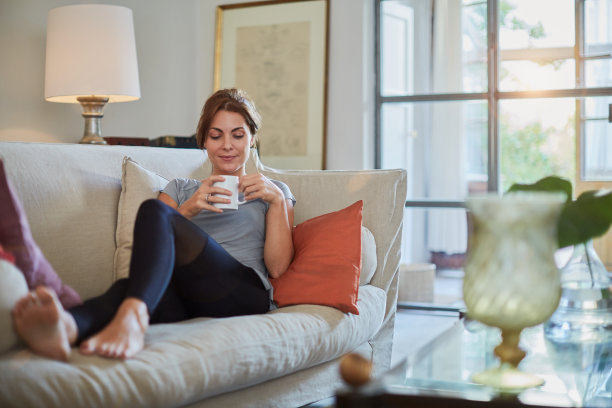 在家里放松的漂亮女人。图片下载