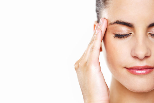 年轻女子揉她的太阳穴图片下载