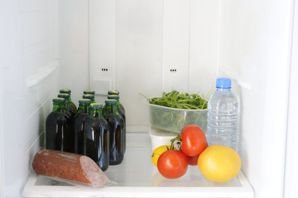 健康和不健康的食物放在冰箱架子上图片下载