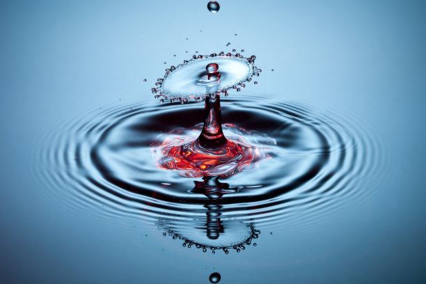 落水飞溅IV -冻结框架运动下降图片下载