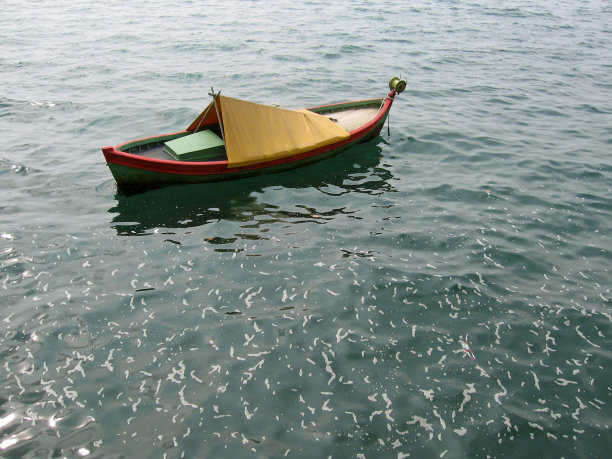 船在漂流图片下载