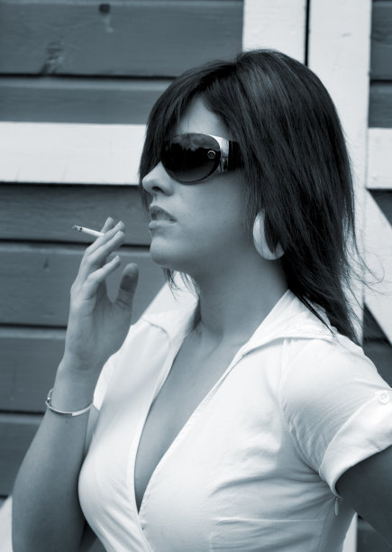 神秘的蛇蝎美人抽着烟图片下载