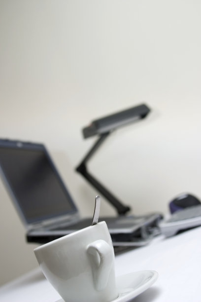 用一台模糊的电脑清理办公桌图片下载