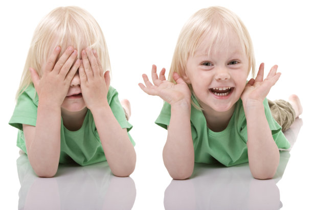 小女孩在玩捉迷藏图片下载