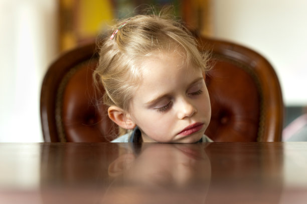 累了睡觉的女孩图片下载