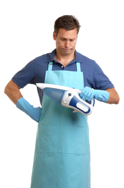男人与微型真空吸尘器隔离在白色背景图片下载