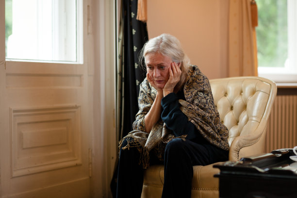 年长的女士独自坐着图片下载