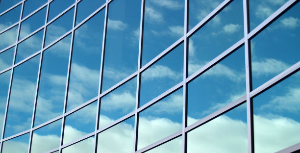 反射蓝天白云的玻璃建筑图片下载