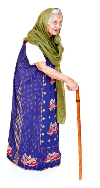 兴高采烈的印度老年妇女与完整的拐杖图片下载