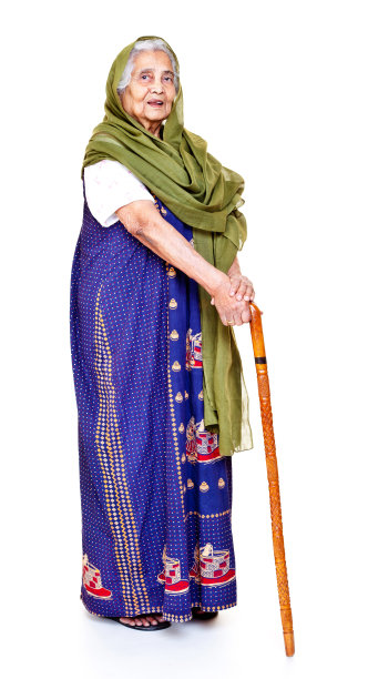 兴高采烈的印度老年妇女与完整的拐杖图片下载