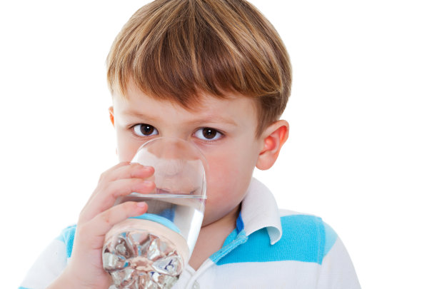 小男孩享受着一杯水图片下载