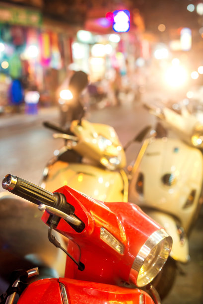 摩托车在晚上图片下载