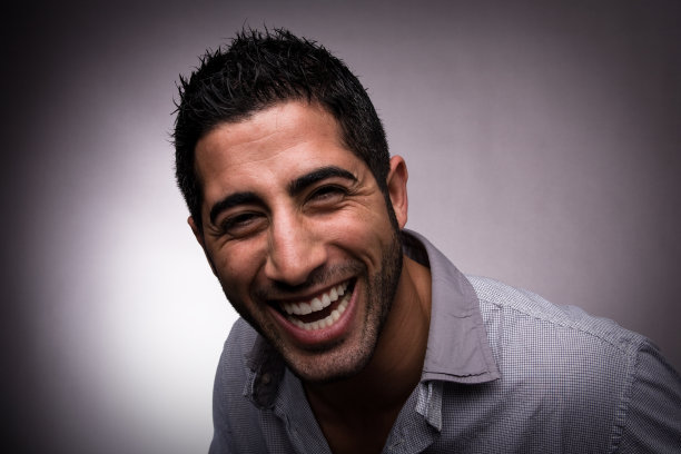 眯着眼睛大笑的年轻男人图片下载