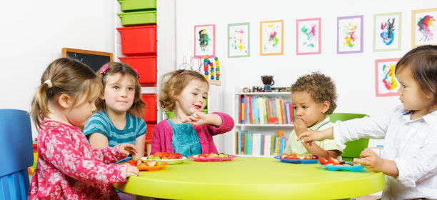 一群在托儿所吃水果的孩子图片下载