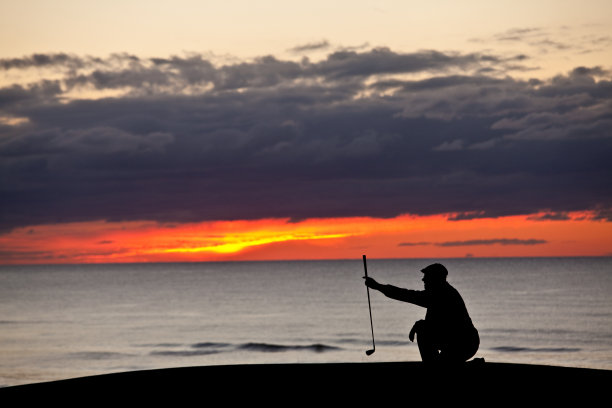 高尔夫球手在果岭的剪影图片下载