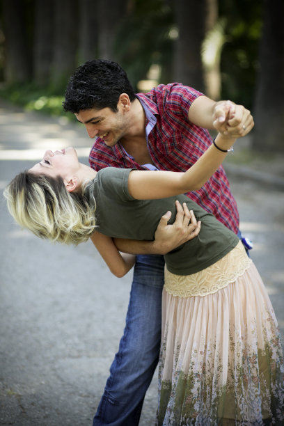 公园里的情侣图片下载