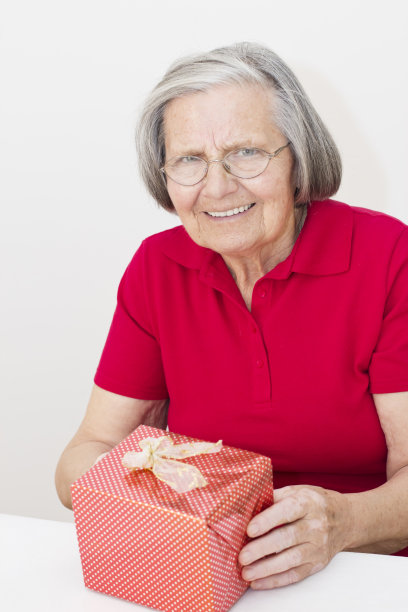 年长女性的礼物图片下载