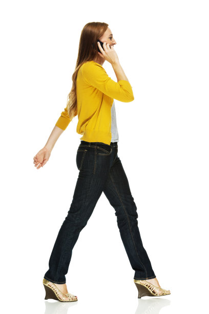 一个年轻女人在打电话图片下载