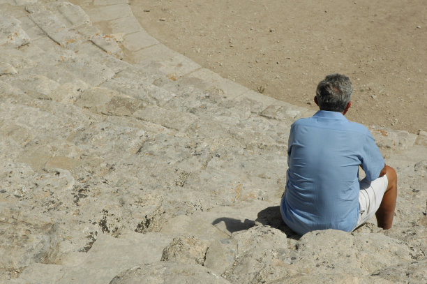 一位长者坐在塞格斯塔的希腊圆形剧场里图片下载