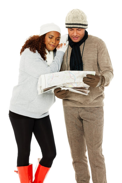 一对穿着冬装的怀孕夫妇在看地图图片下载