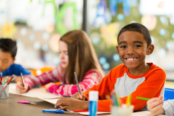 艺术中心的孩子们图片下载