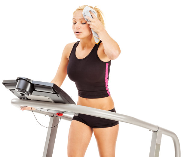 迷人的年轻女人在跑步机上用毛巾擦干自己图片下载